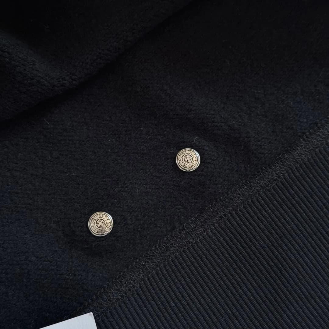 Серебряные заклепки на свитшоте Chrome Hearts
