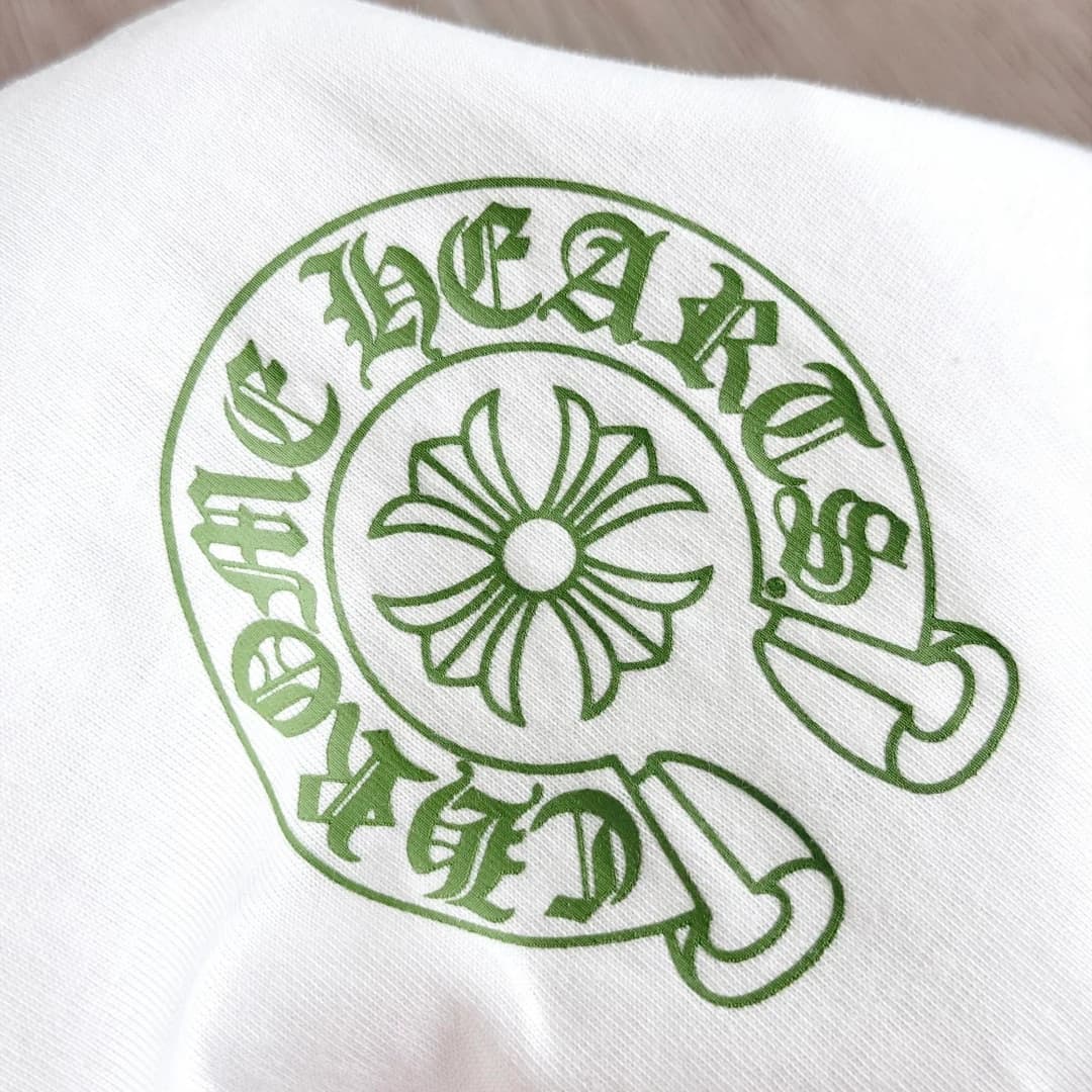 Крупный план зеленого принта с логотипом-подковой Chrome Hearts на груди