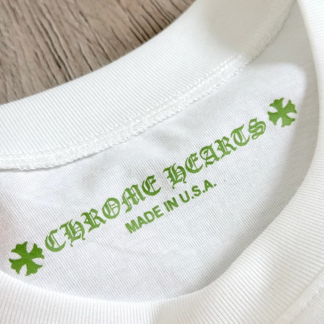Принт с логотипом Chrome Hearts на внутренней стороне горловины