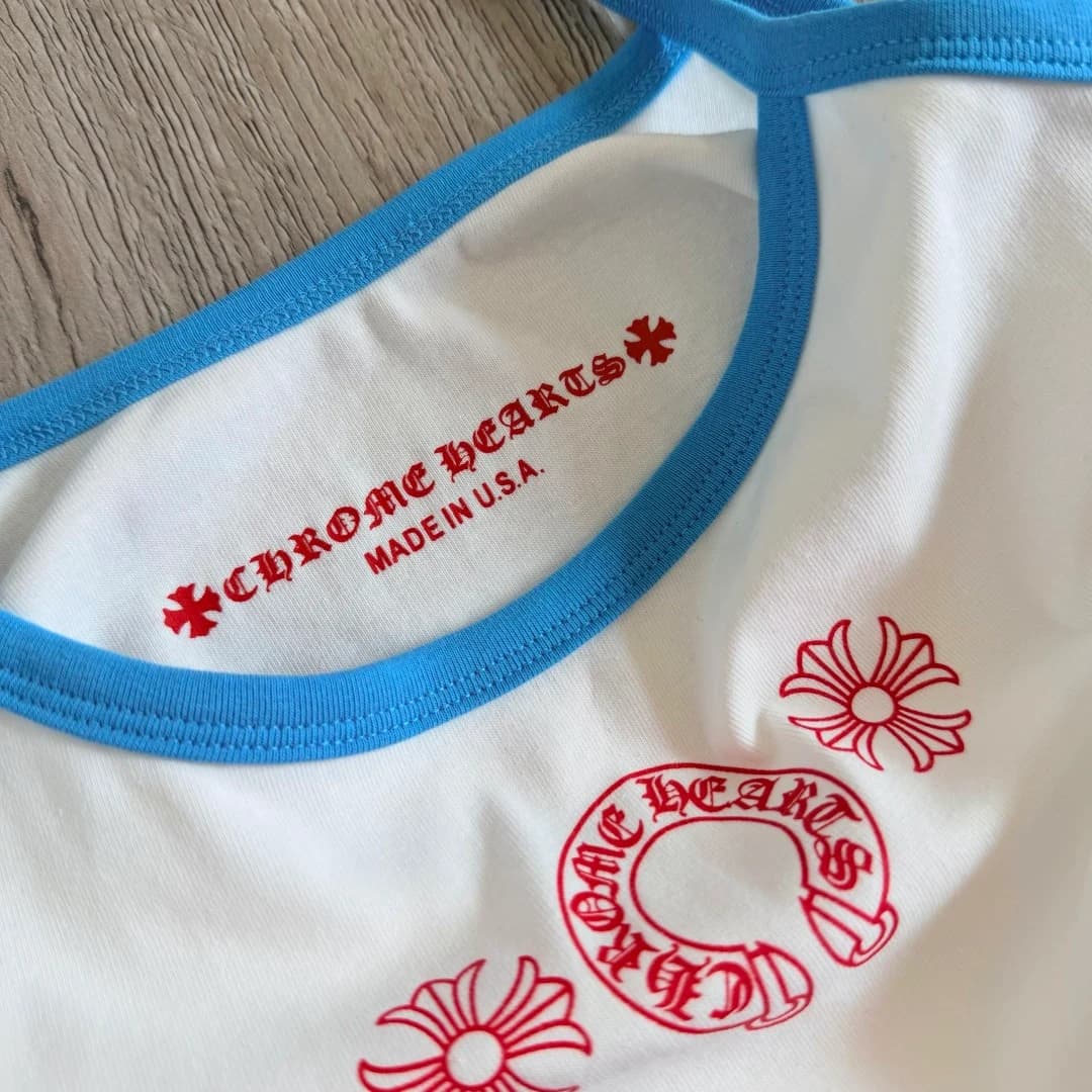 Внутренний принт с логотипом Chrome Hearts на горловине платья