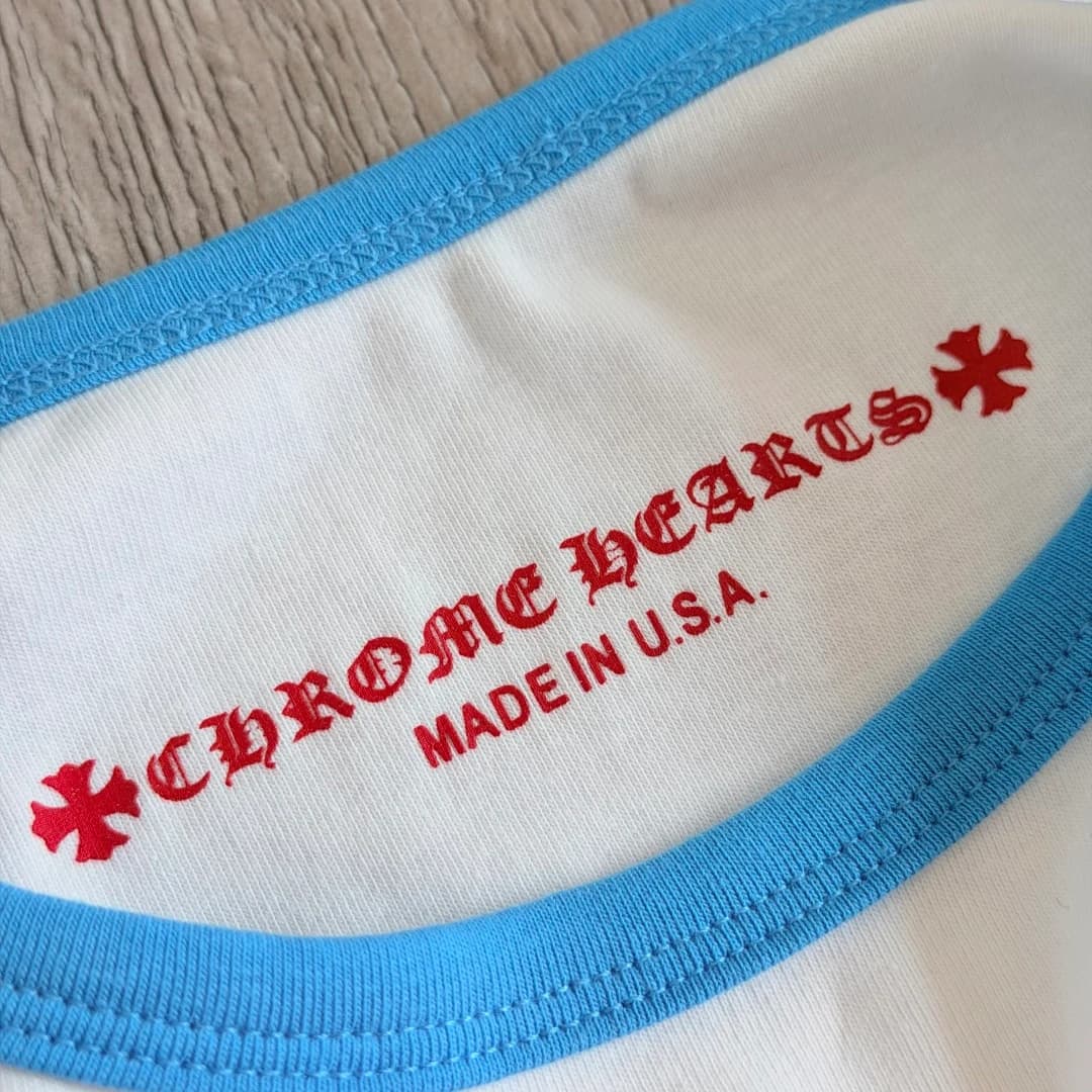 Крупный план шва горловины и принта Chrome Hearts