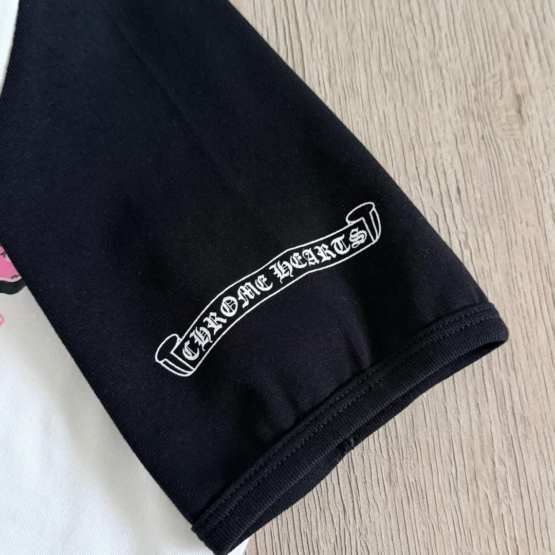 Принт Chrome Hearts на рукаве крупным планом
