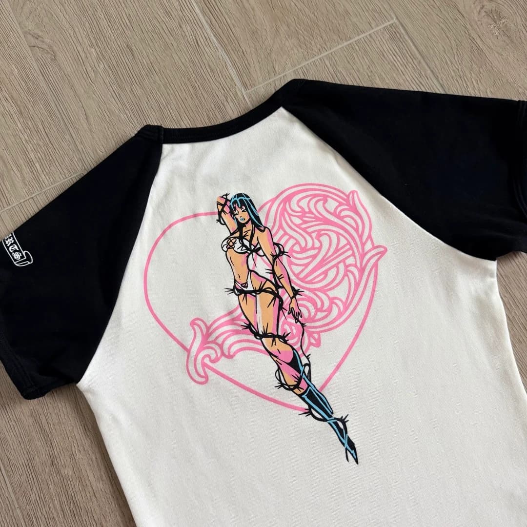 Принт сзади на топе Chrome Hearts x Deadly Doll
