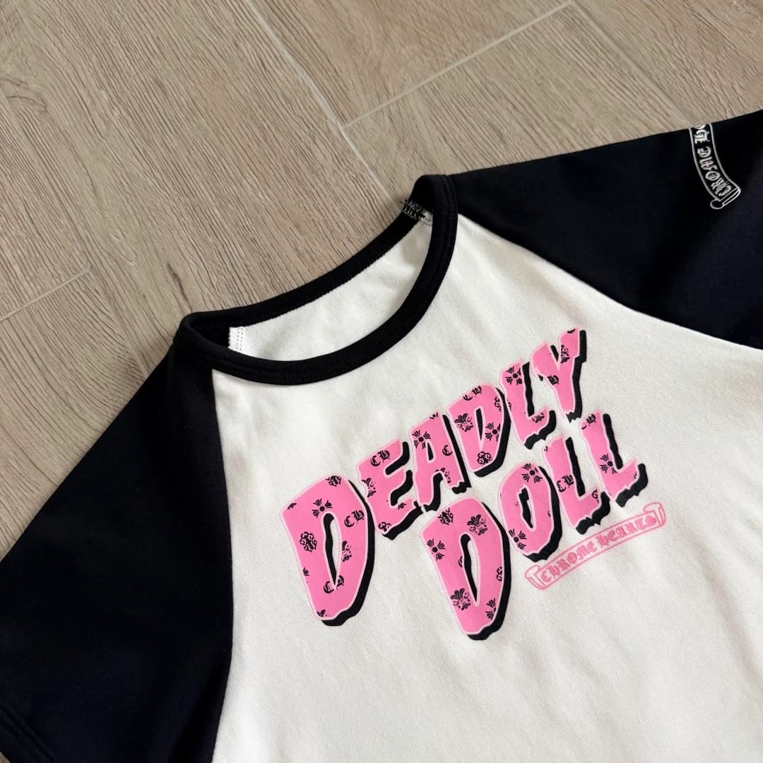 Деталь воротника и принт спереди топа Chrome Hearts x Deadly Doll