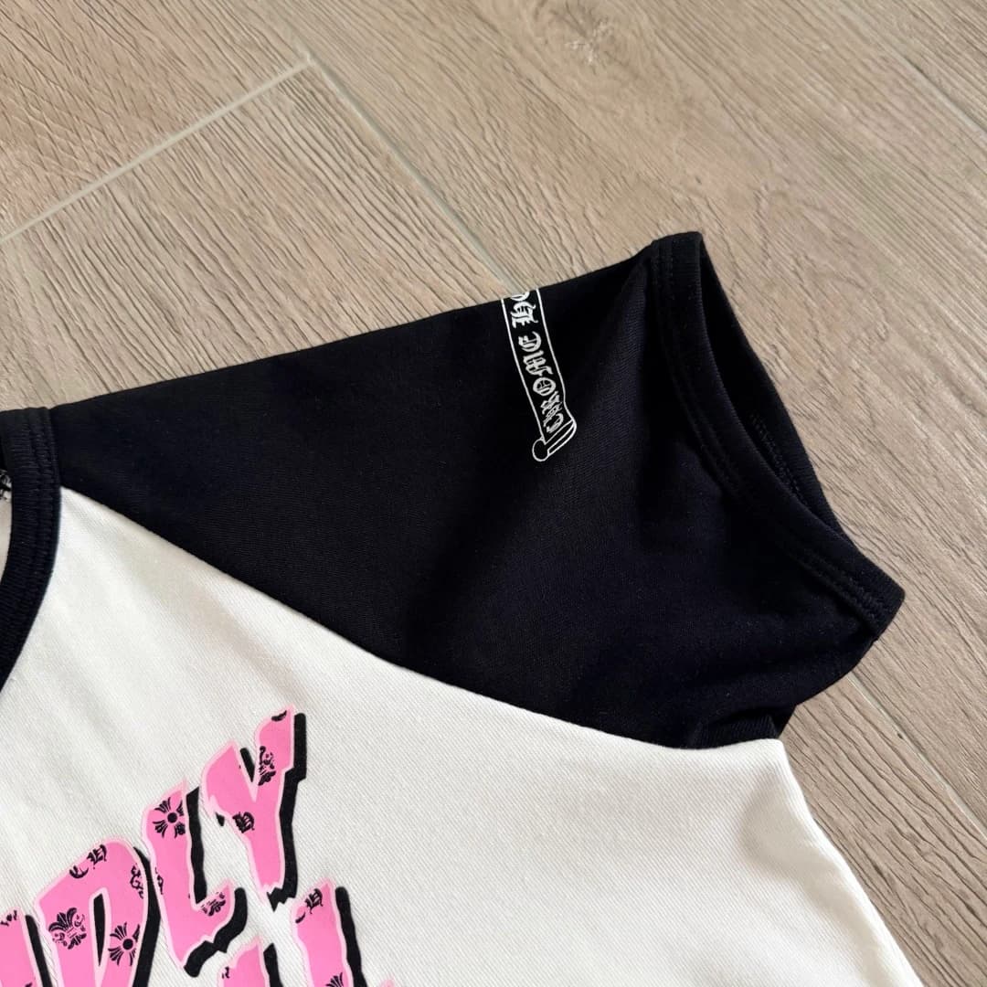 Логотип Chrome Hearts на рукаве топа