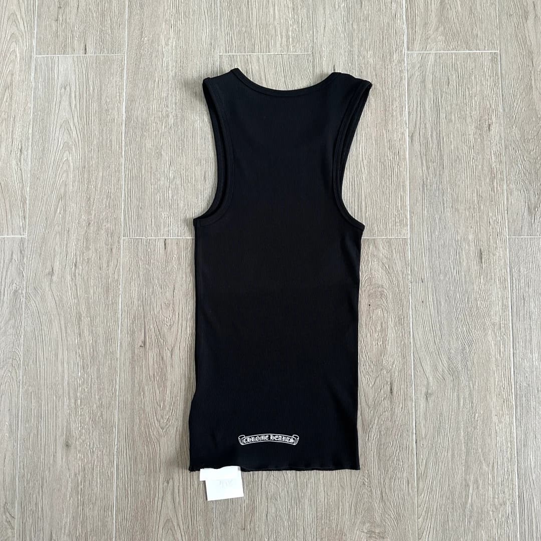 Вид сзади черной майки Chrome Hearts
