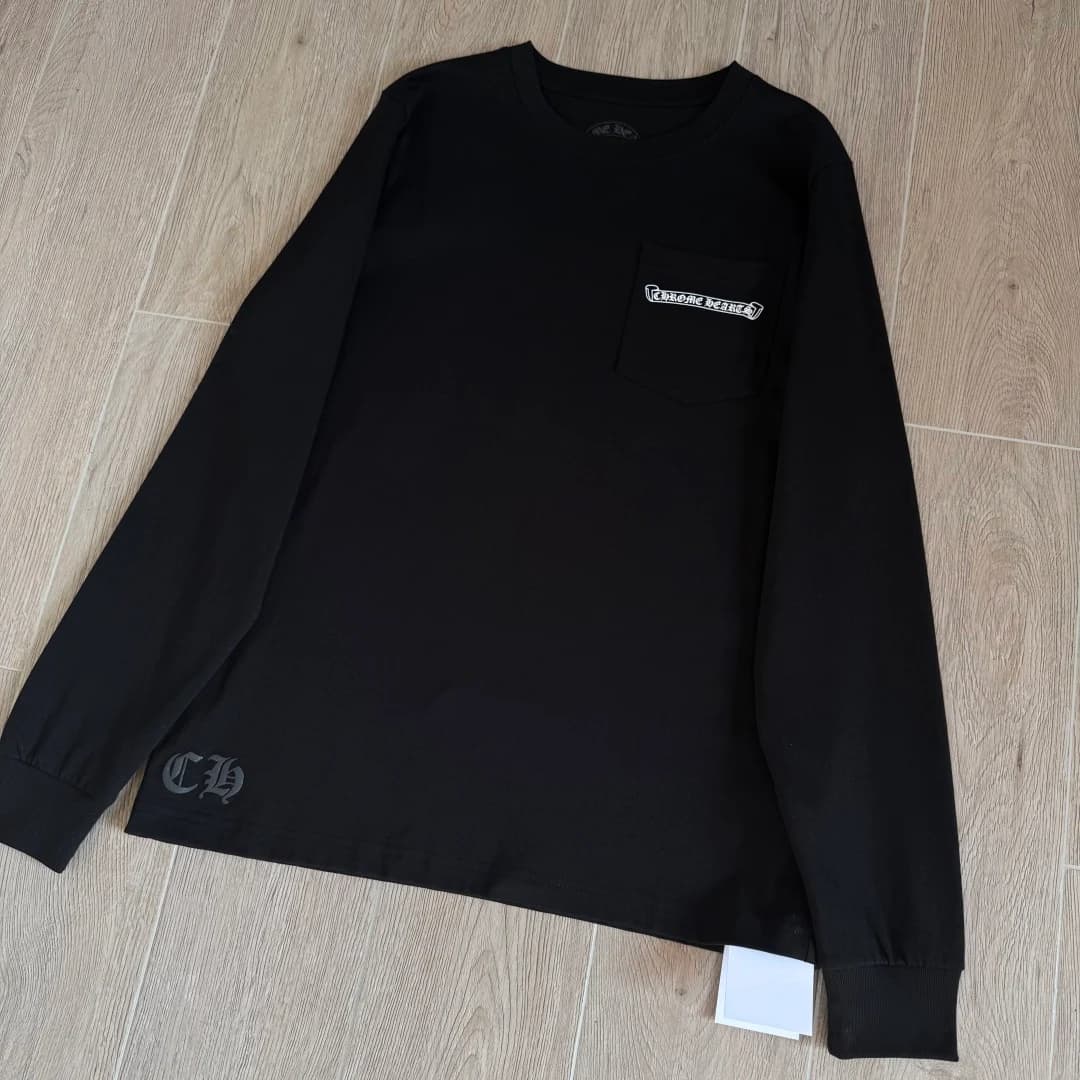 Черный лонгслив Chrome Hearts под углом
