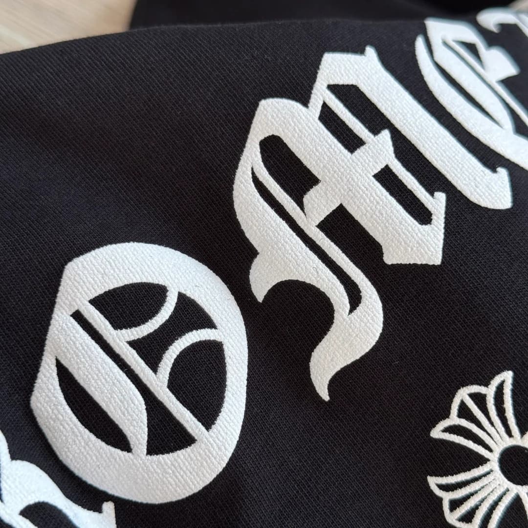 Деталь текстурного принта на спине черного лонгслива Chrome Hearts