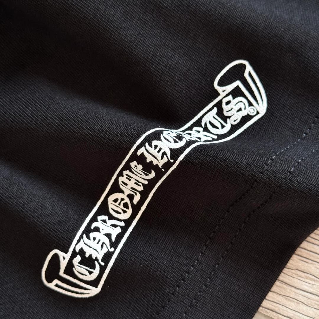 Принт на рукаве черного лонгслива Chrome Hearts