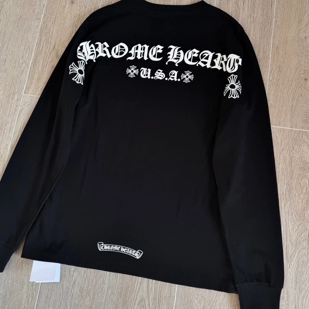 Черный лонгслив Chrome Hearts, вид сзади под углом
