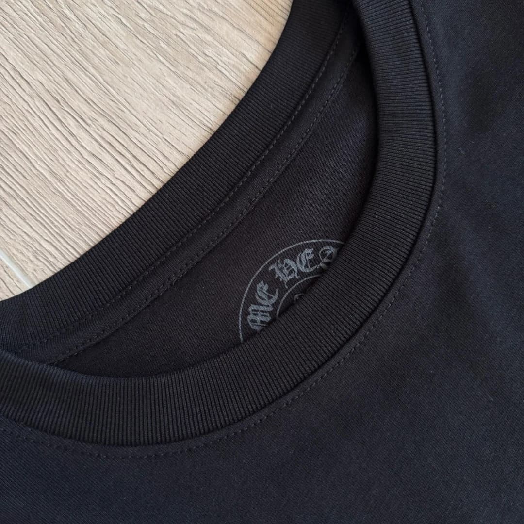 Круглый вырез горловины черного лонгслива Chrome Hearts