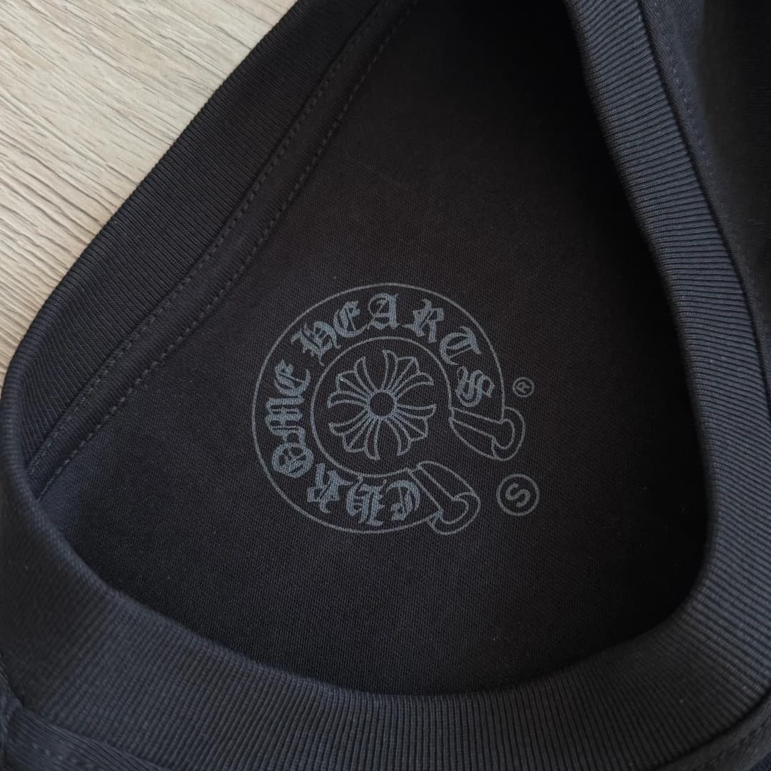 Внутренний принт с логотипом на горловине черного лонгслива Chrome Hearts