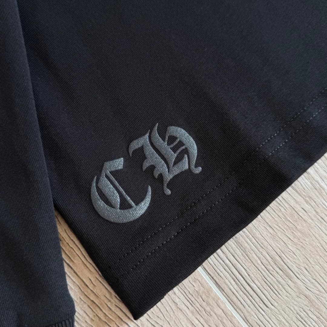 Вышитый логотип CH на подоле черного лонгслива Chrome Hearts