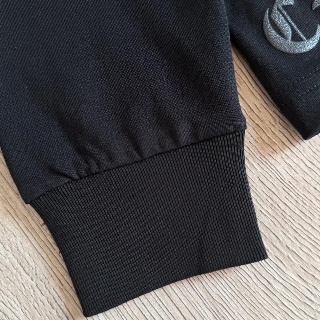 Эластичный манжет рукава черного лонгслива Chrome Hearts