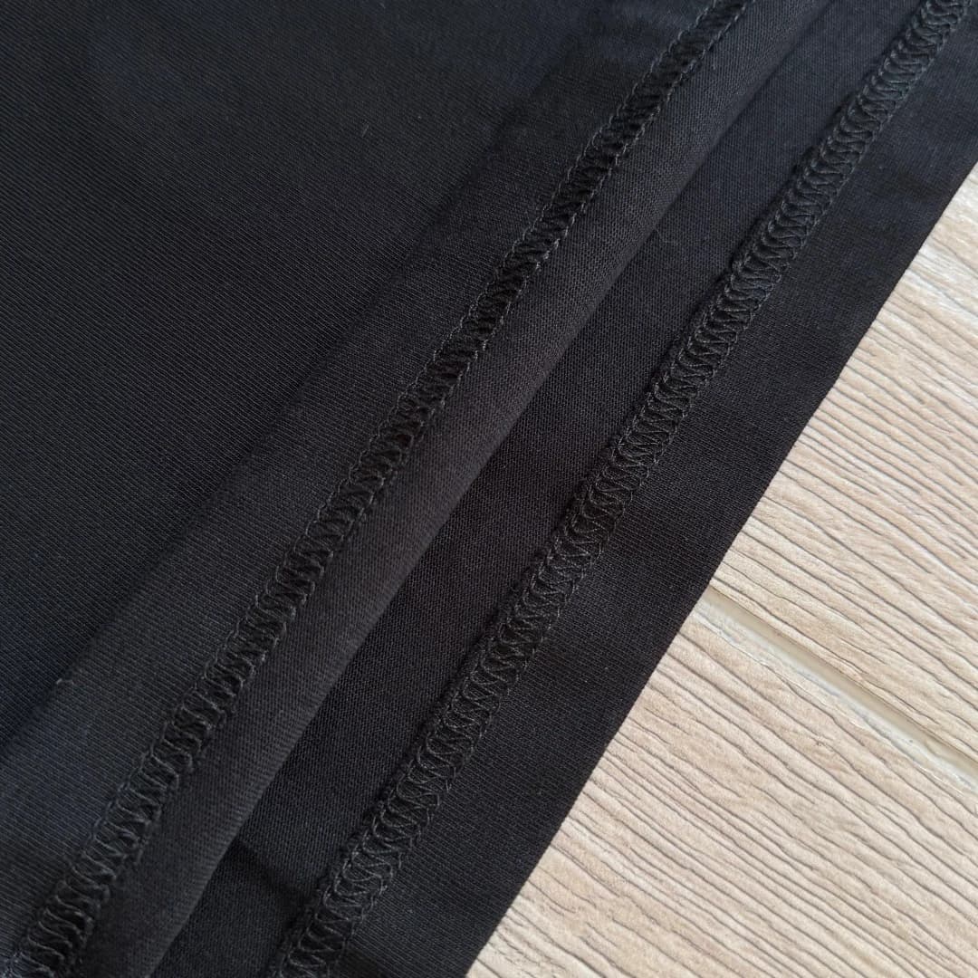 Шов подола черного лонгслива Chrome Hearts