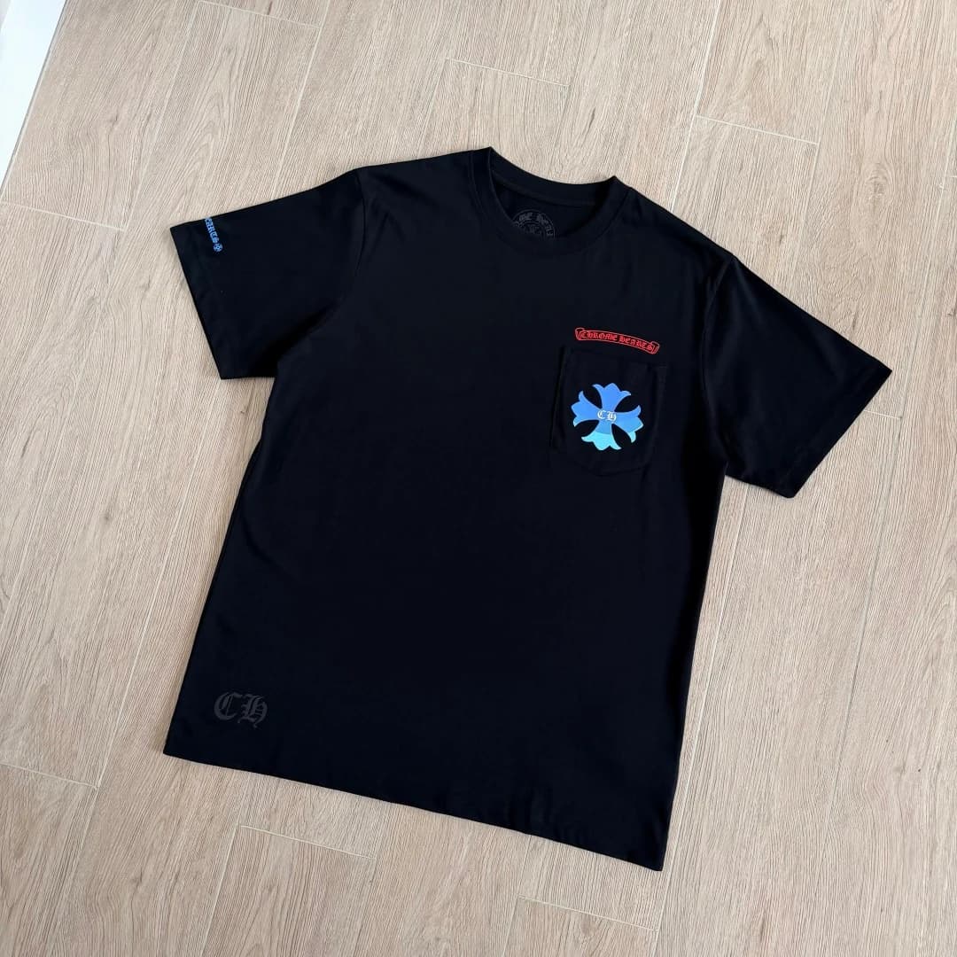 Черная футболка Chrome Hearts Harajuku Limited, вид спереди под углом
