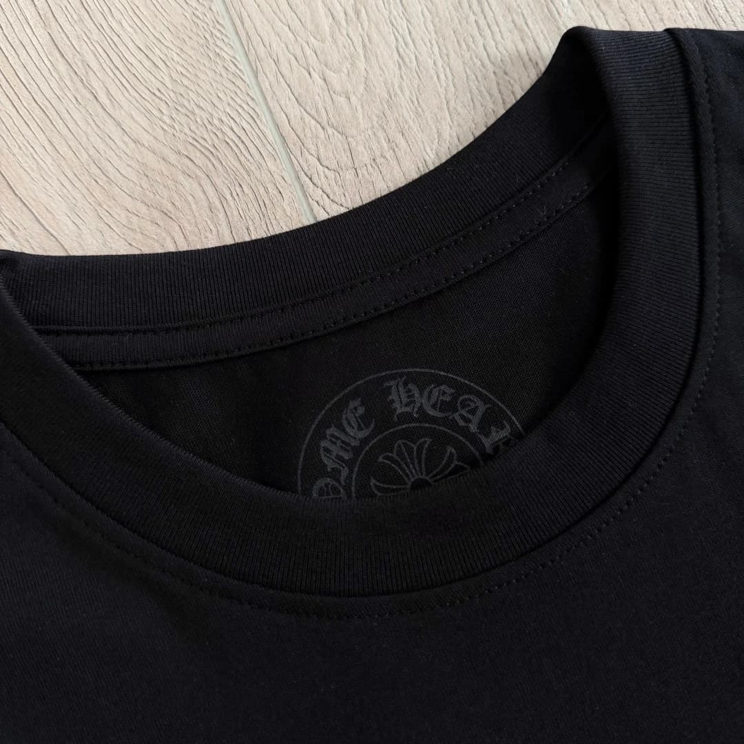 Внутренняя сторона горловины черной футболки Chrome Hearts