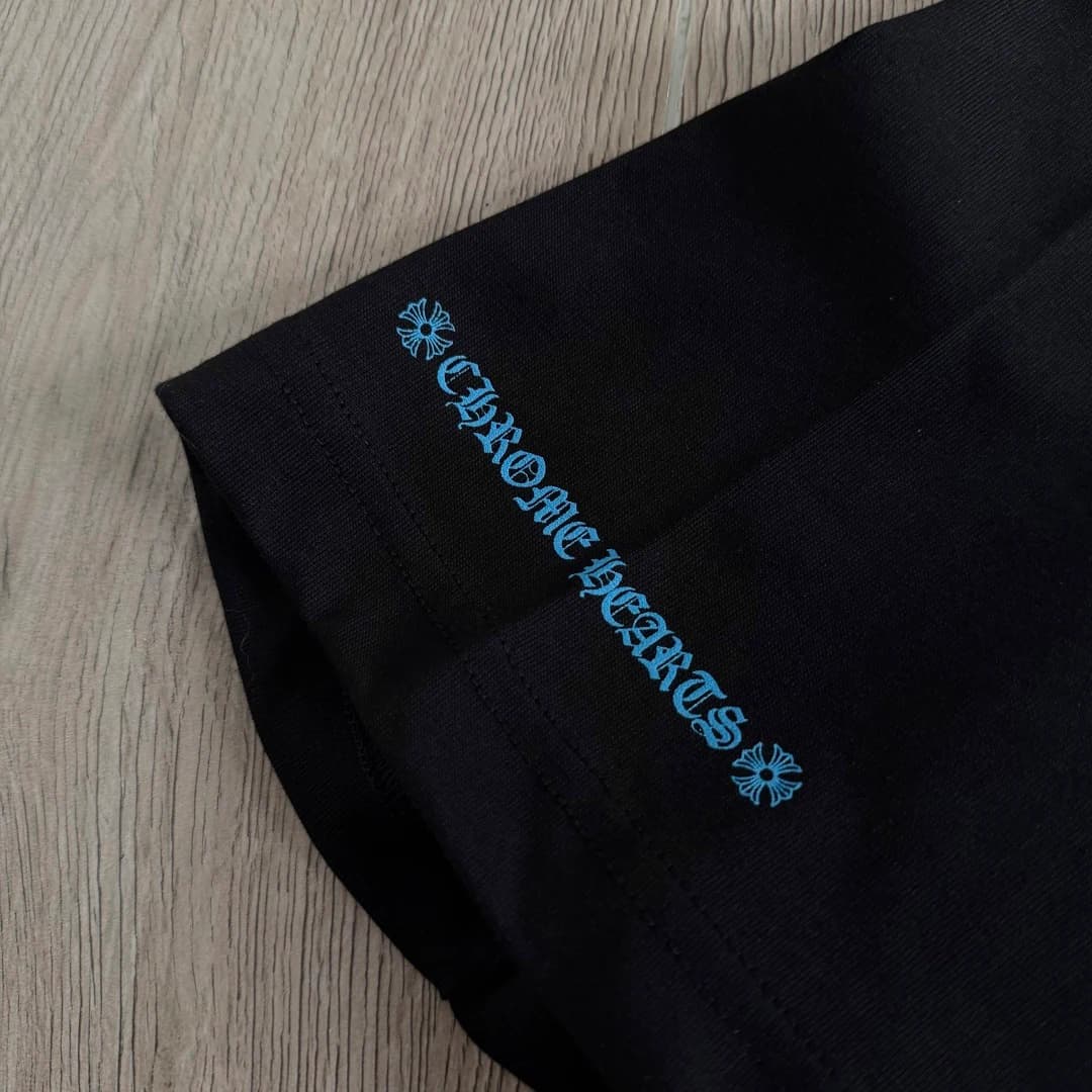 Принт на рукаве черной футболки Chrome Hearts