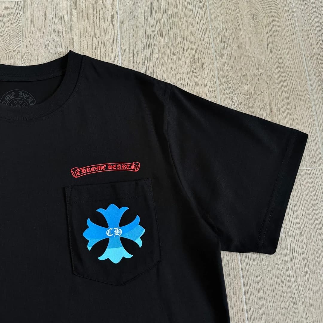 Накладной карман с принтом на черной футболке Chrome Hearts