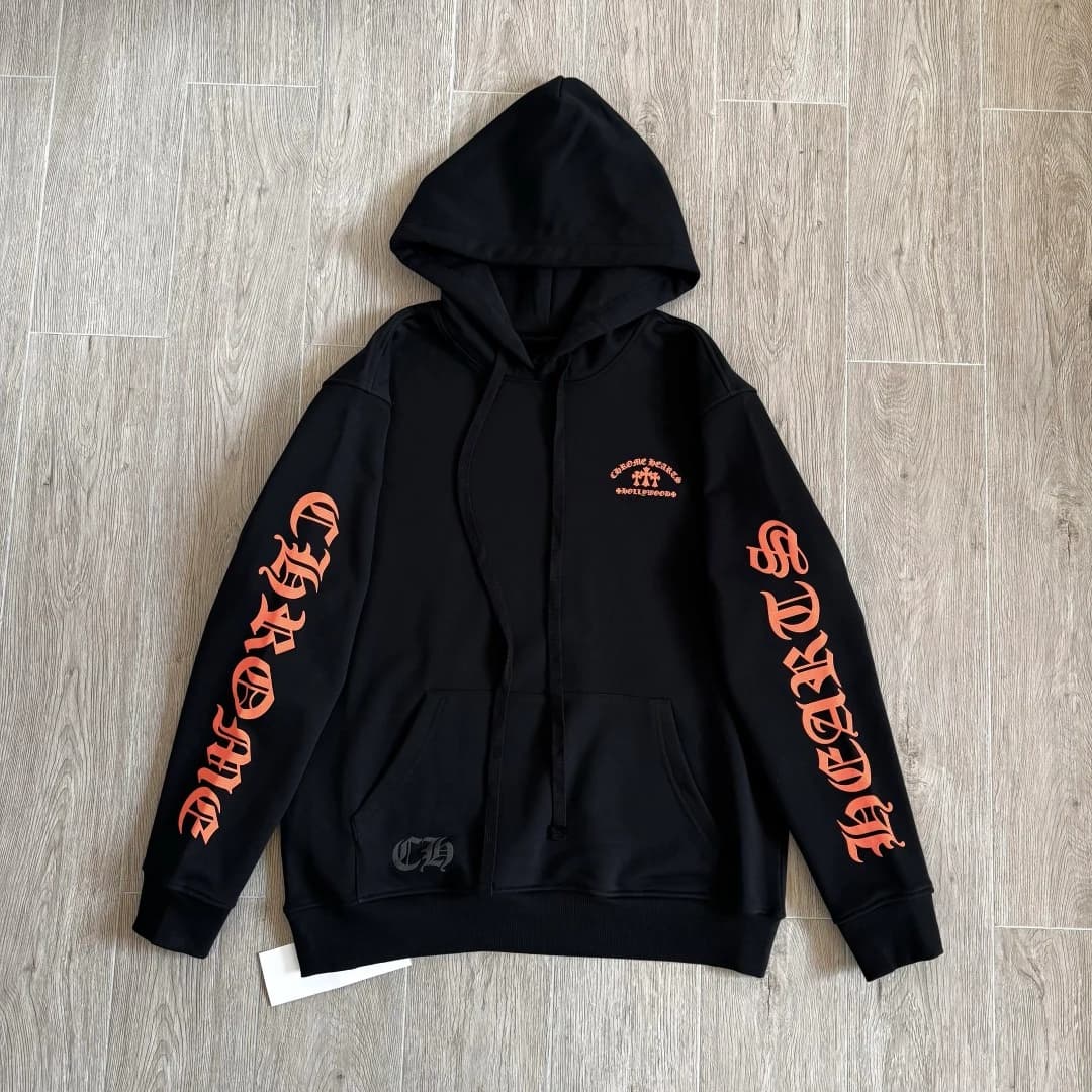 Черное худи Chrome Hearts с оранжевым принтом на спине, вид сзади