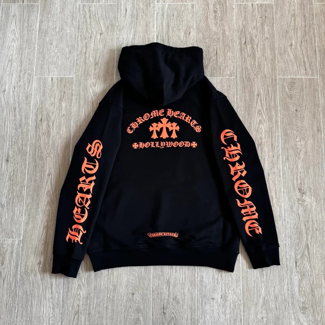 Худи Chrome Hearts черного цвета с оранжевыми крестами, вид со спины под углом
