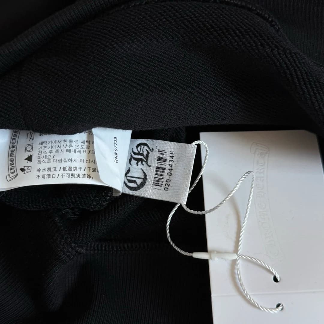 Фирменные бирки и ярлыки худи Chrome Hearts