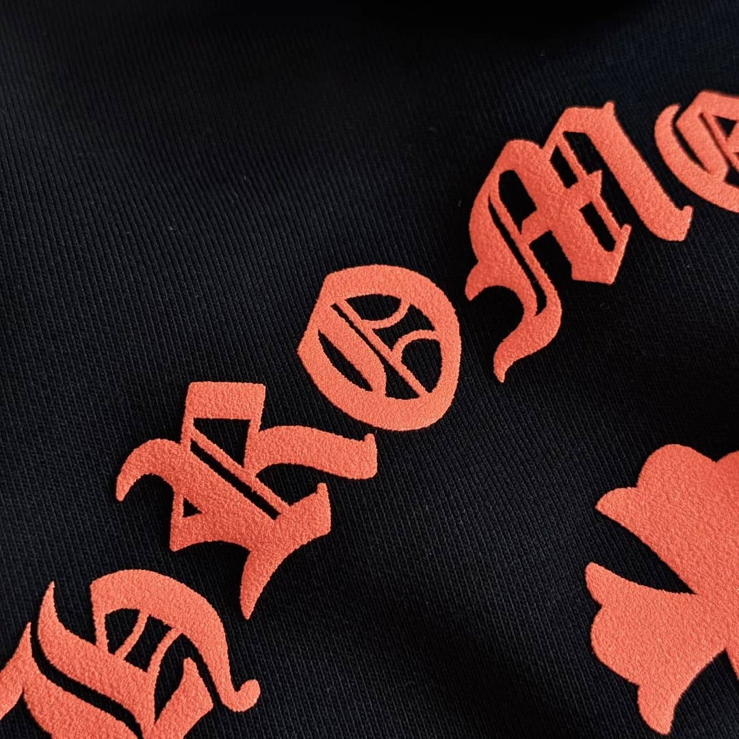 Деталь готического принта на рукаве худи Chrome Hearts
