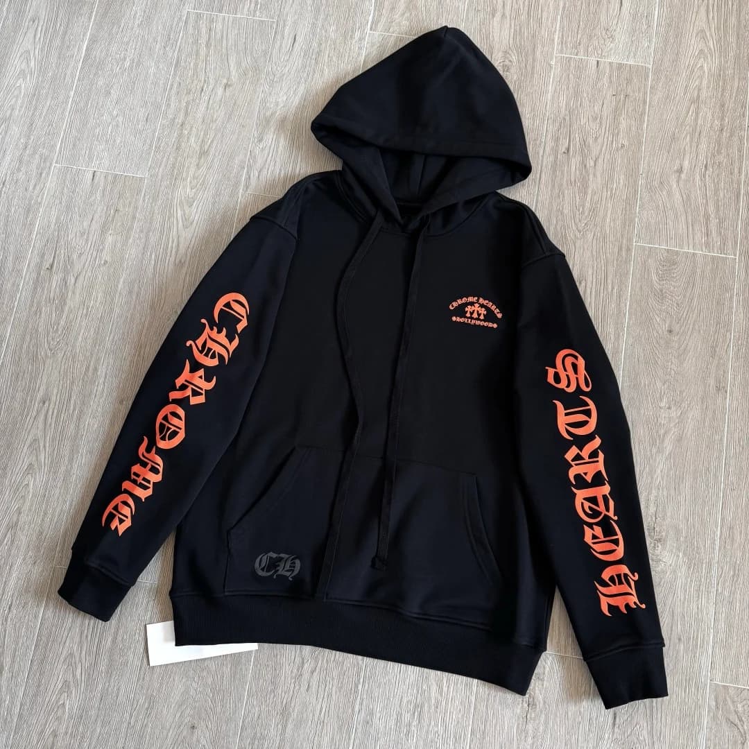 Худи Chrome Hearts черного цвета с карманом-кенгуру, вид спереди под углом