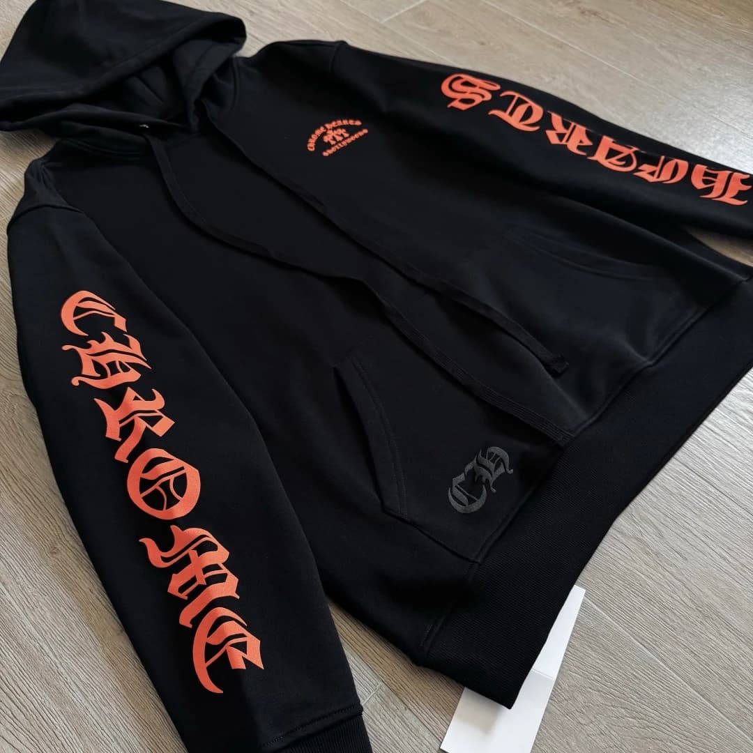 Передняя часть худи Chrome Hearts с принтами на рукавах
