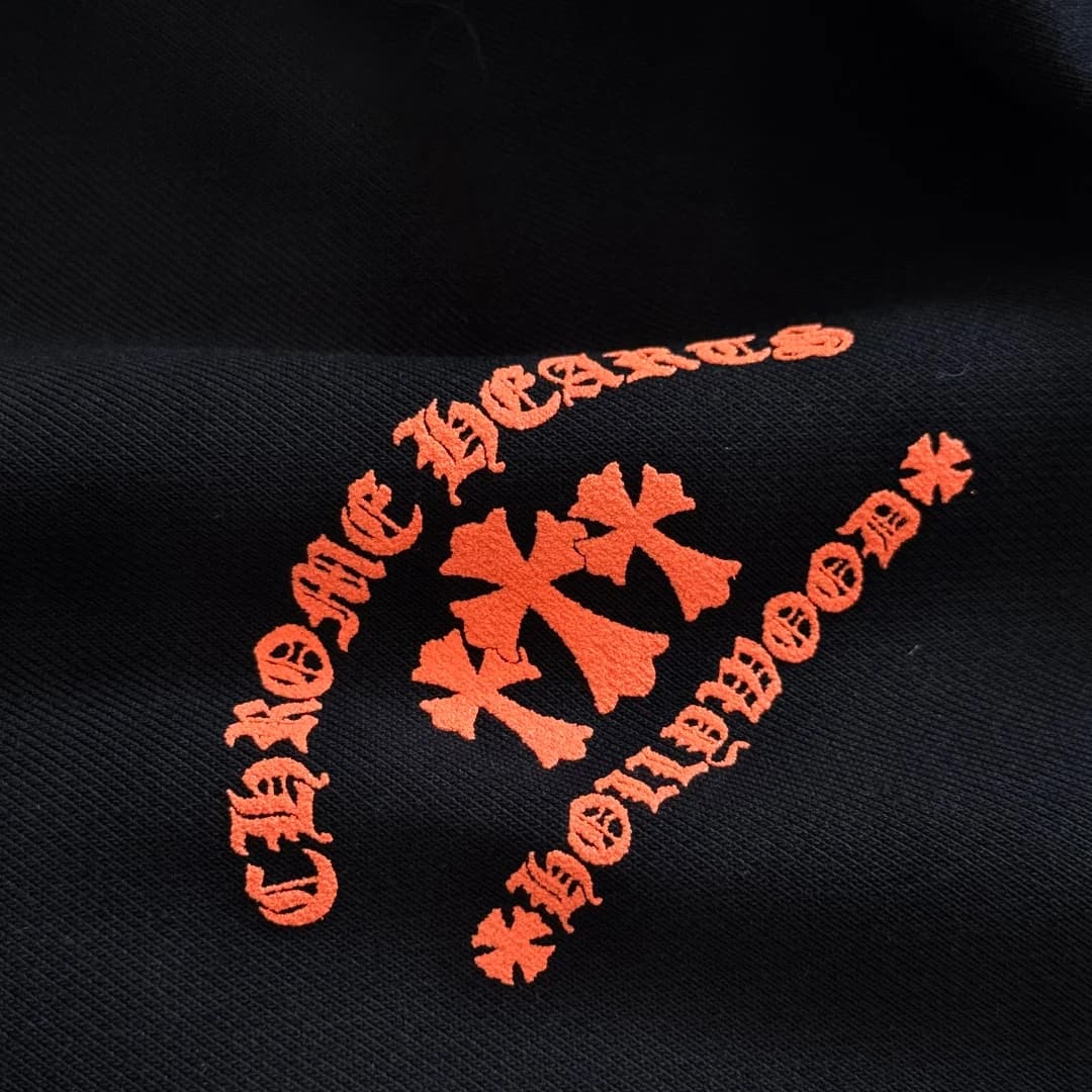 Крупный план оранжевого логотипа Chrome Hearts Hollywood