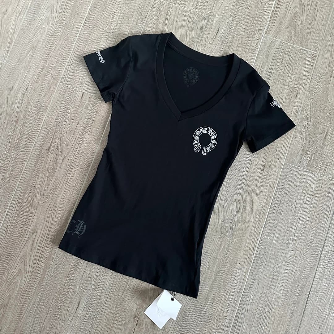 Черная женская футболка Chrome Hearts с V-образным вырезом под углом