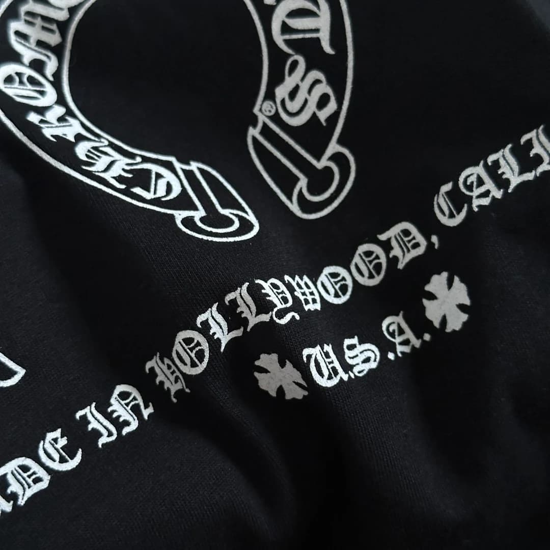 Текстура ткани и принт на черной футболке Chrome Hearts