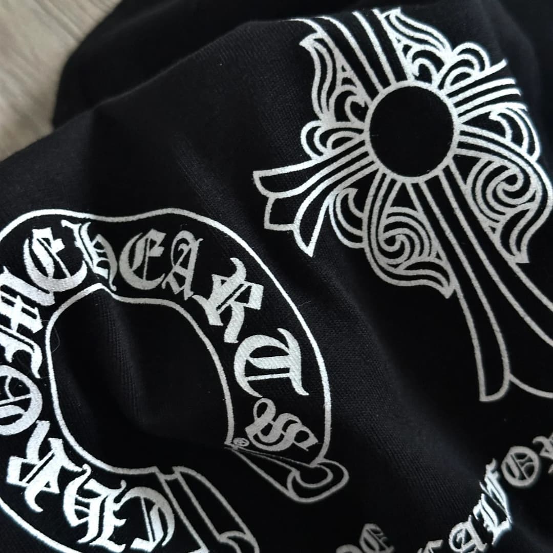 Деталь принта с подковой и крестом на черной футболке Chrome Hearts