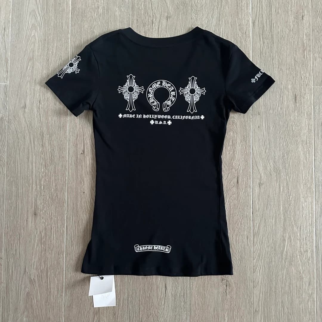 Черная женская футболка Chrome Hearts с V-образным вырезом, вид сзади