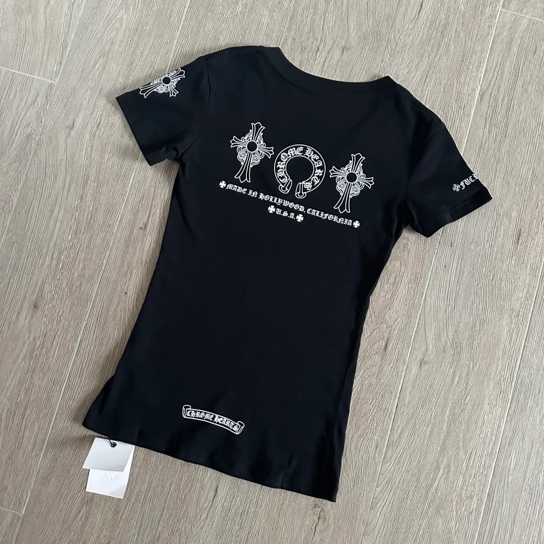 Черная женская футболка Chrome Hearts с V-образным вырезом сзади под углом