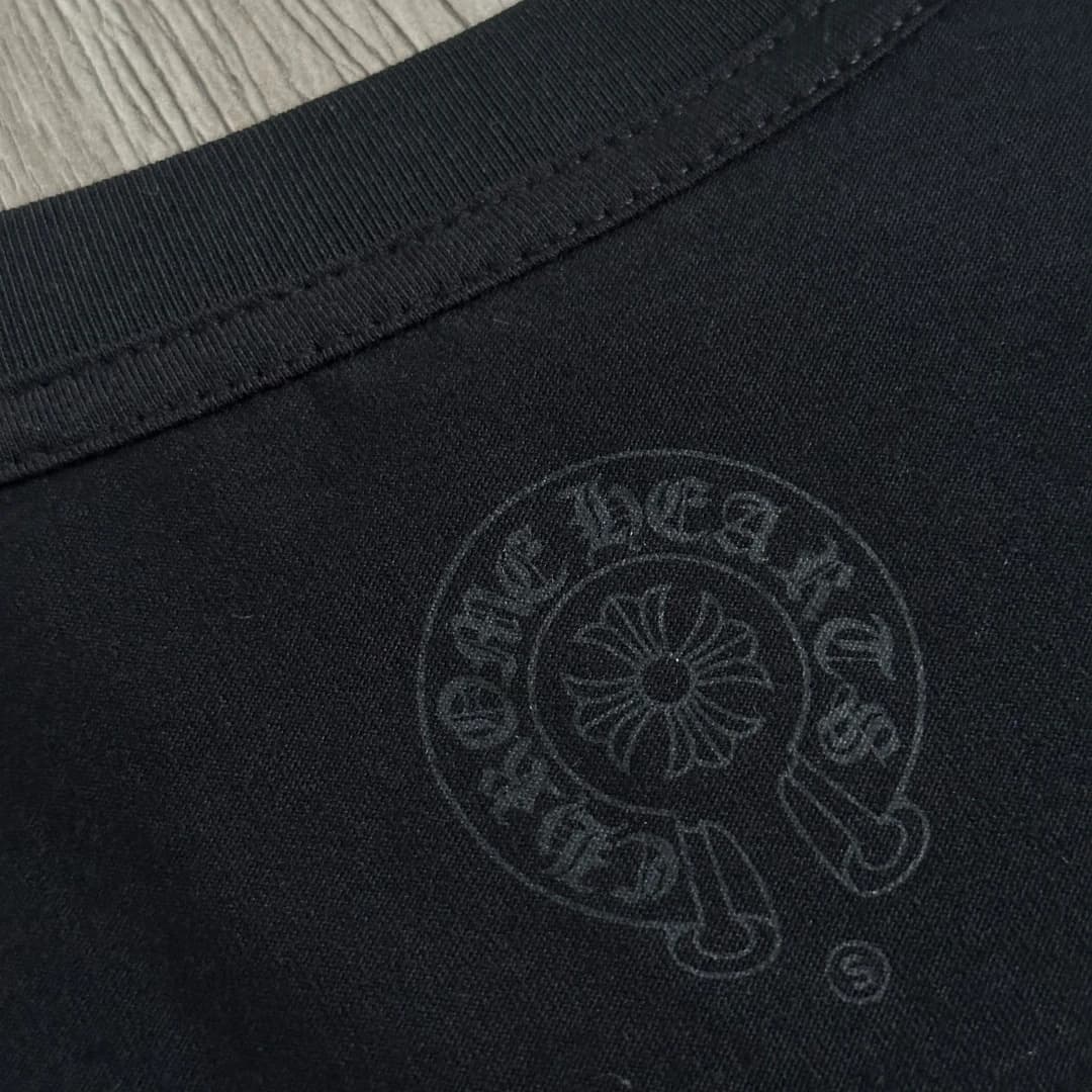 Внутренний принт с логотипом Chrome Hearts на черной футболке