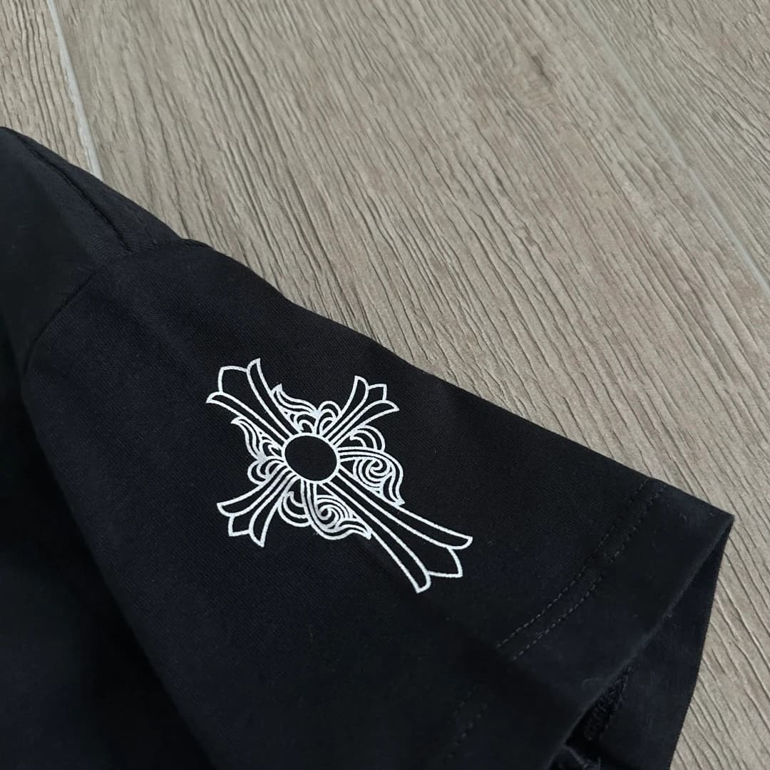Принт с крестом на рукаве черной футболки Chrome Hearts