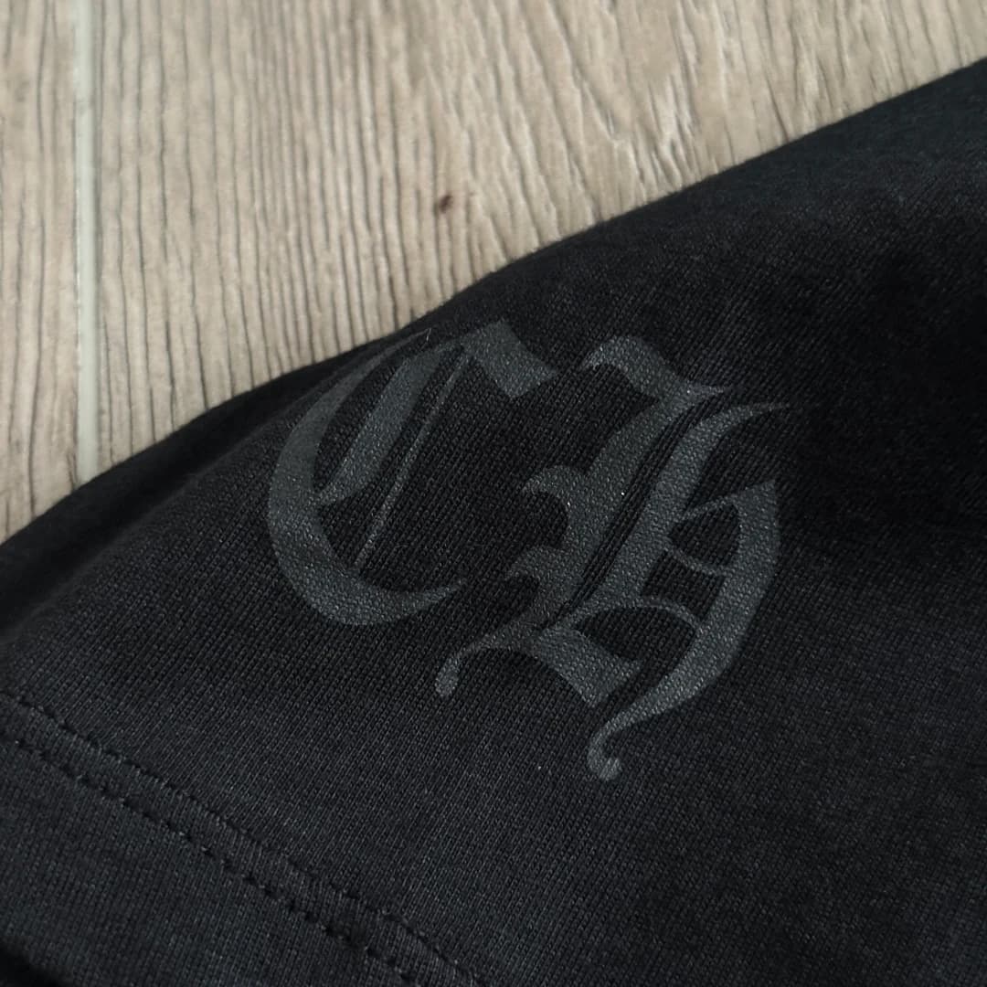 Теневой принт с буквами CH на рукаве черной футболки Chrome Hearts