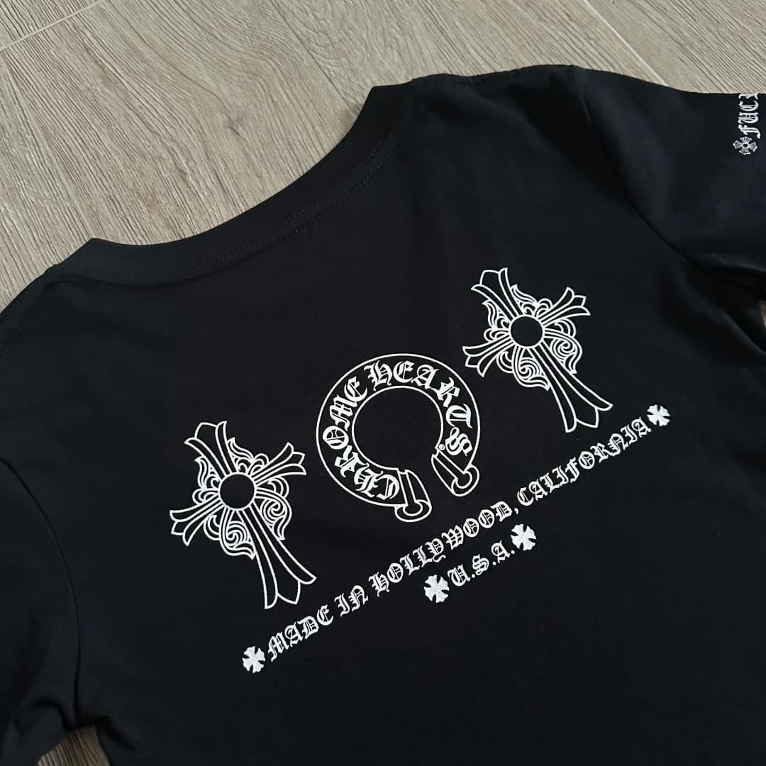 Принт с крестами и надписью на спине черной футболки Chrome Hearts