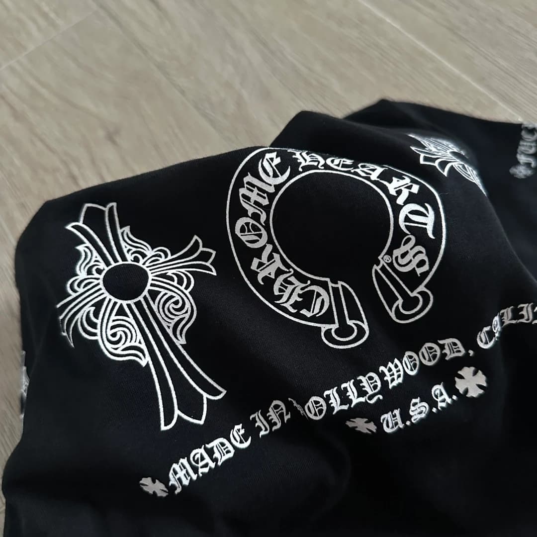 Деталь принта на спине черной футболки Chrome Hearts крупным планом