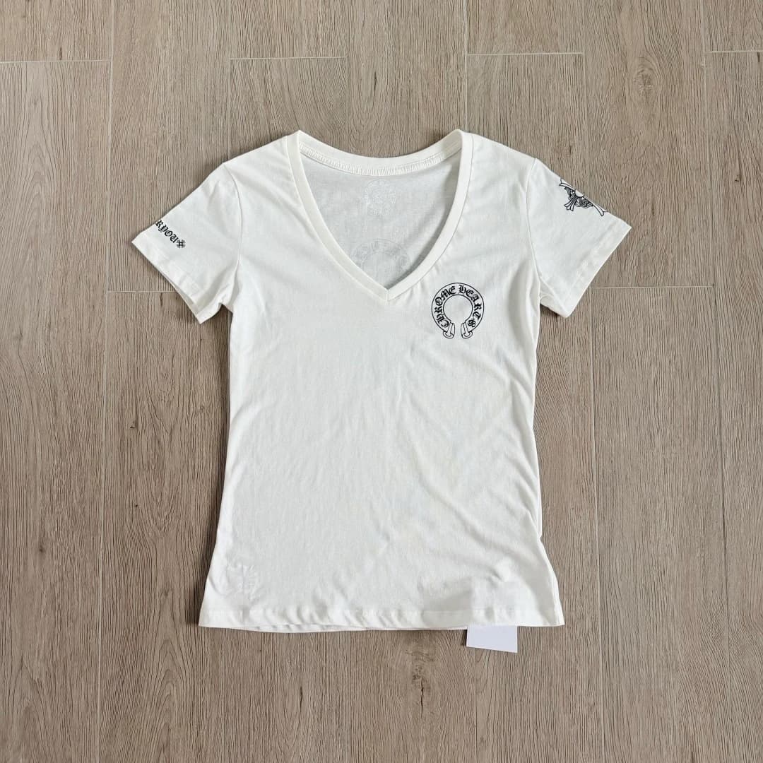 Белая женская футболка Chrome Hearts с V-образным вырезом, вид спереди