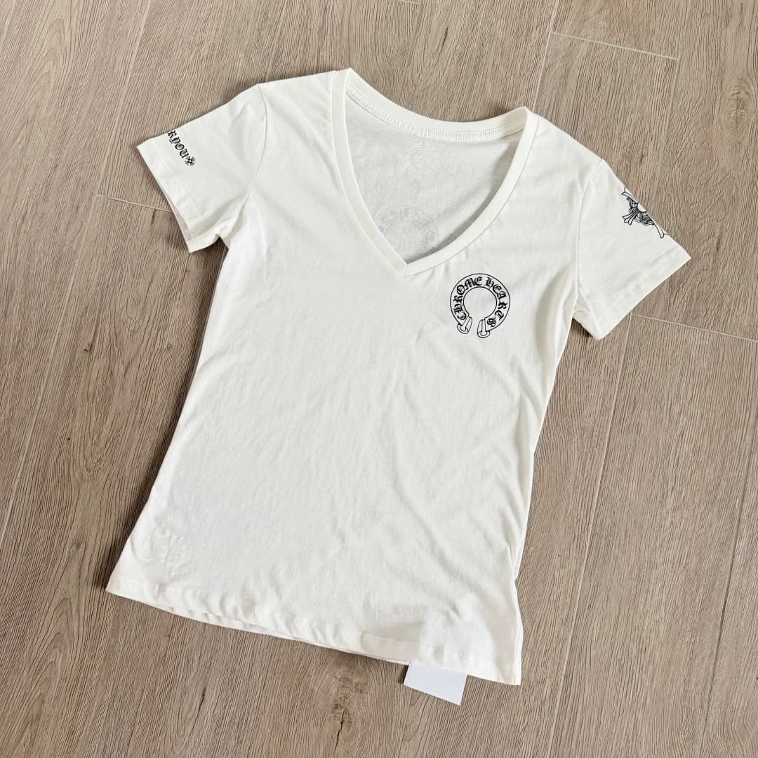 Белая женская футболка Chrome Hearts с V-образным вырезом под углом