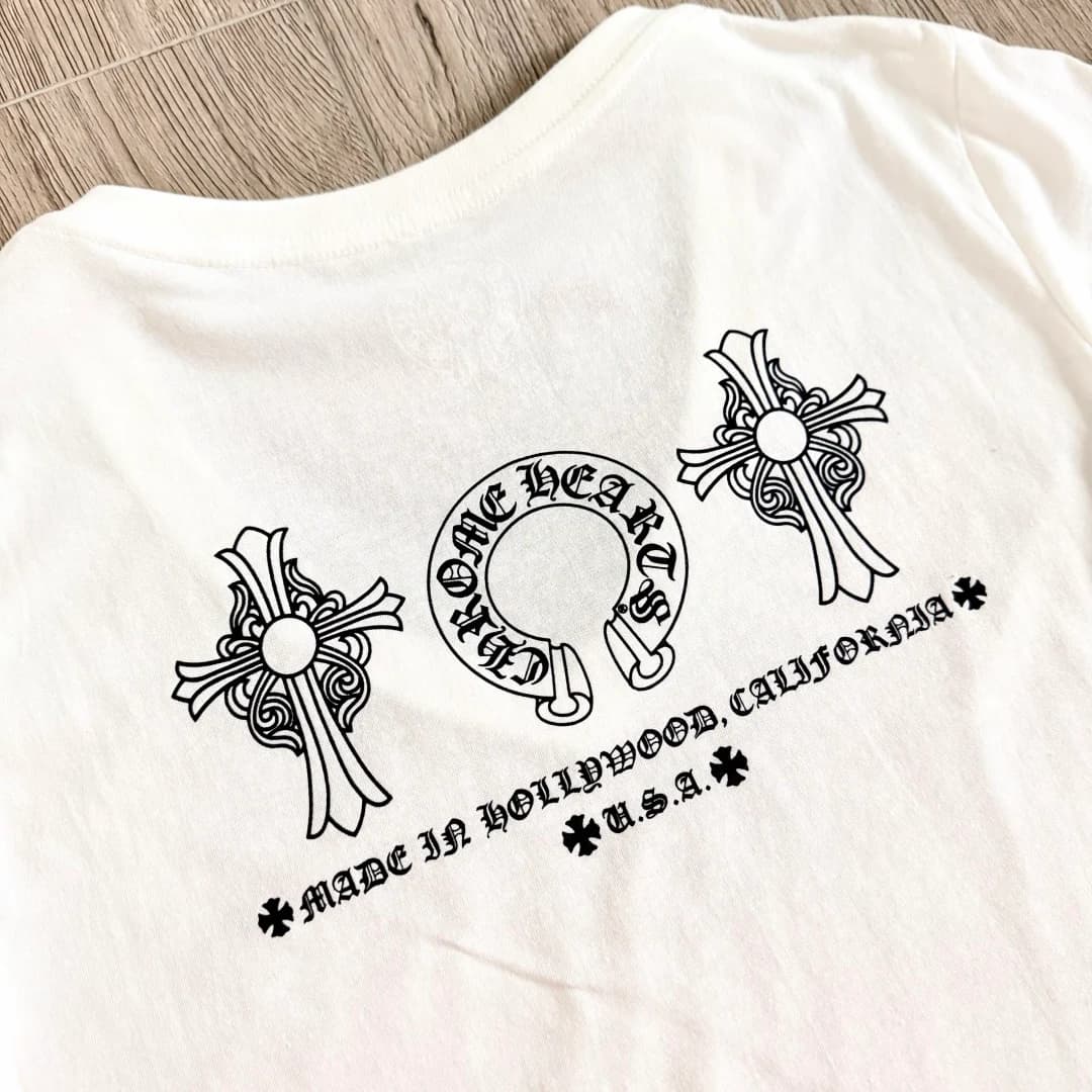 Принт с крестами и надписью на спине белой футболки Chrome Hearts