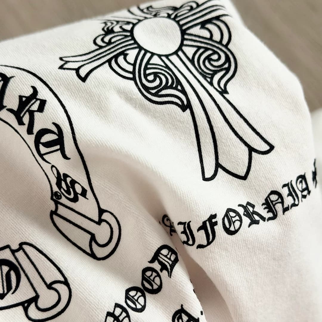 Деталь принта на спине белой футболки Chrome Hearts крупным планом