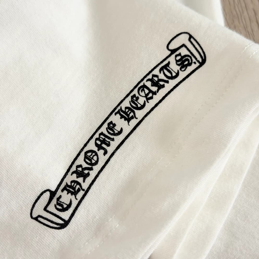 Принт с логотипом Chrome Hearts на рукаве белой футболки