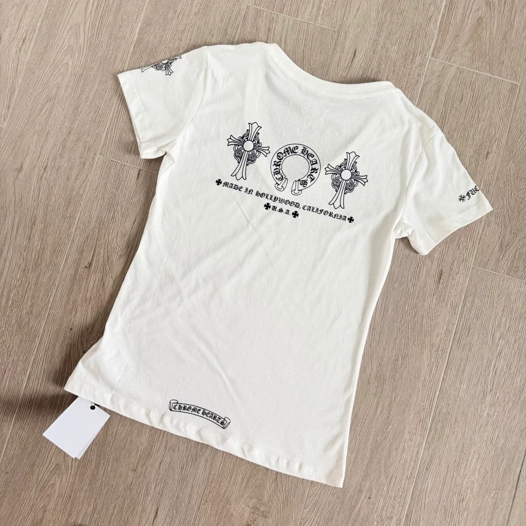 Белая женская футболка Chrome Hearts с V-образным вырезом сзади под углом