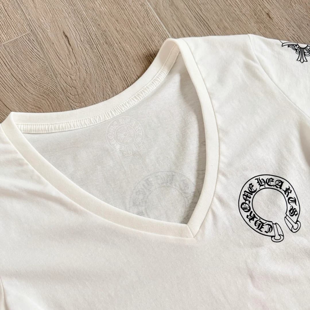 V-образный вырез белой футболки Chrome Hearts крупным планом