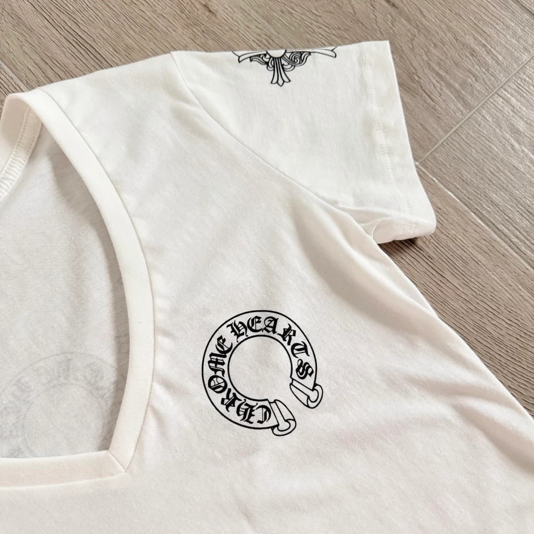Принт в виде подковы Chrome Hearts на белой футболке крупным планом