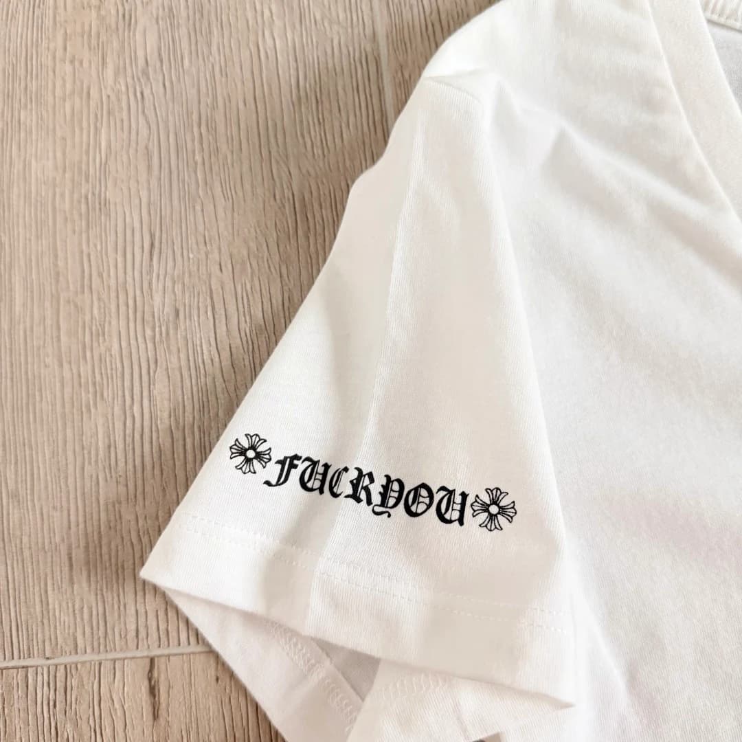 Принт Fuck You на рукаве белой футболки Chrome Hearts
