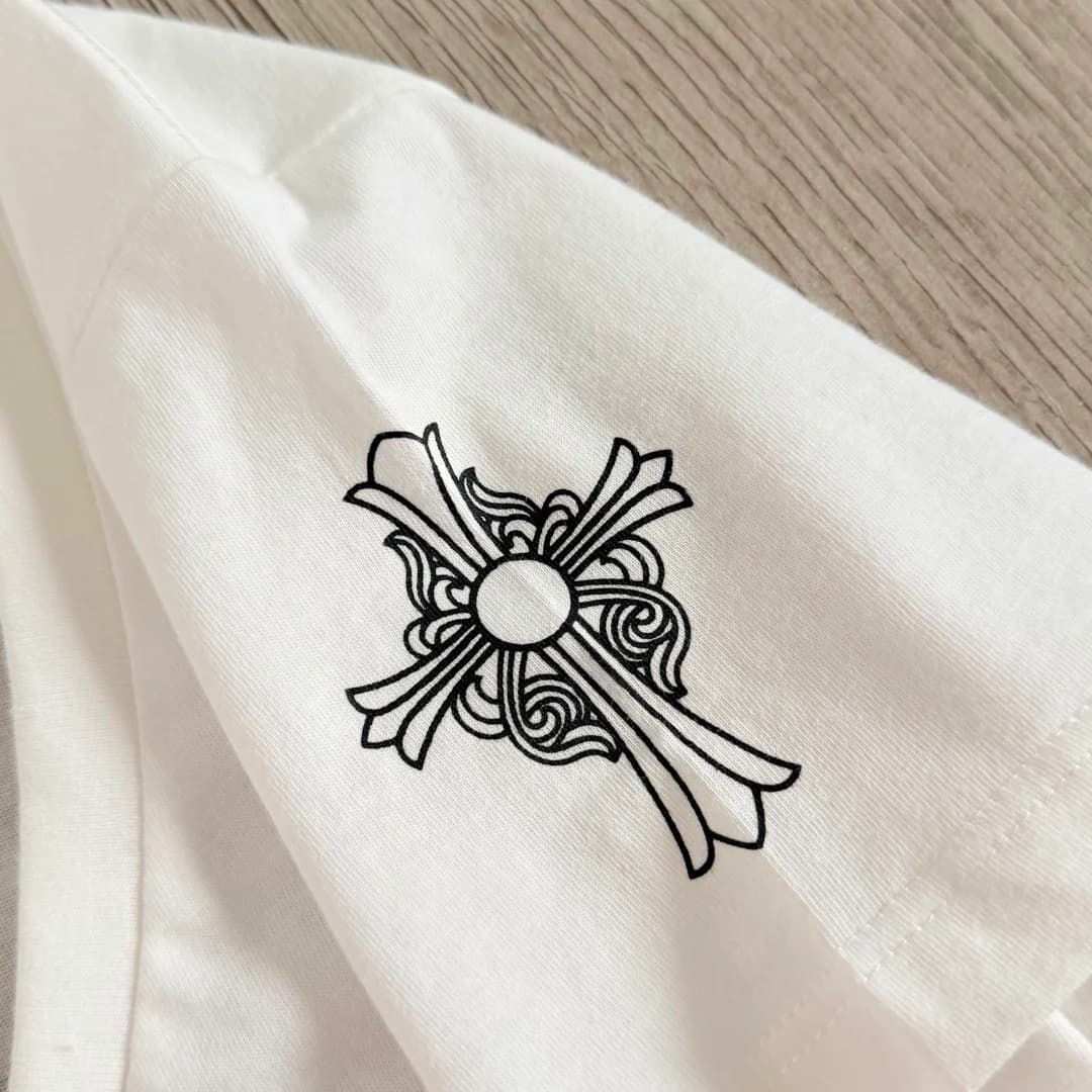 Принт с крестом на рукаве белой футболки Chrome Hearts